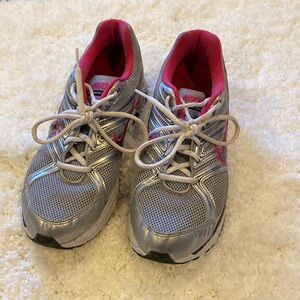 Womens grey and pink Nike sneakers. Size 9.5.